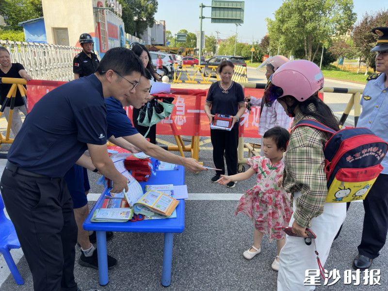 工作人员发放安全手册。均为开慧镇供图