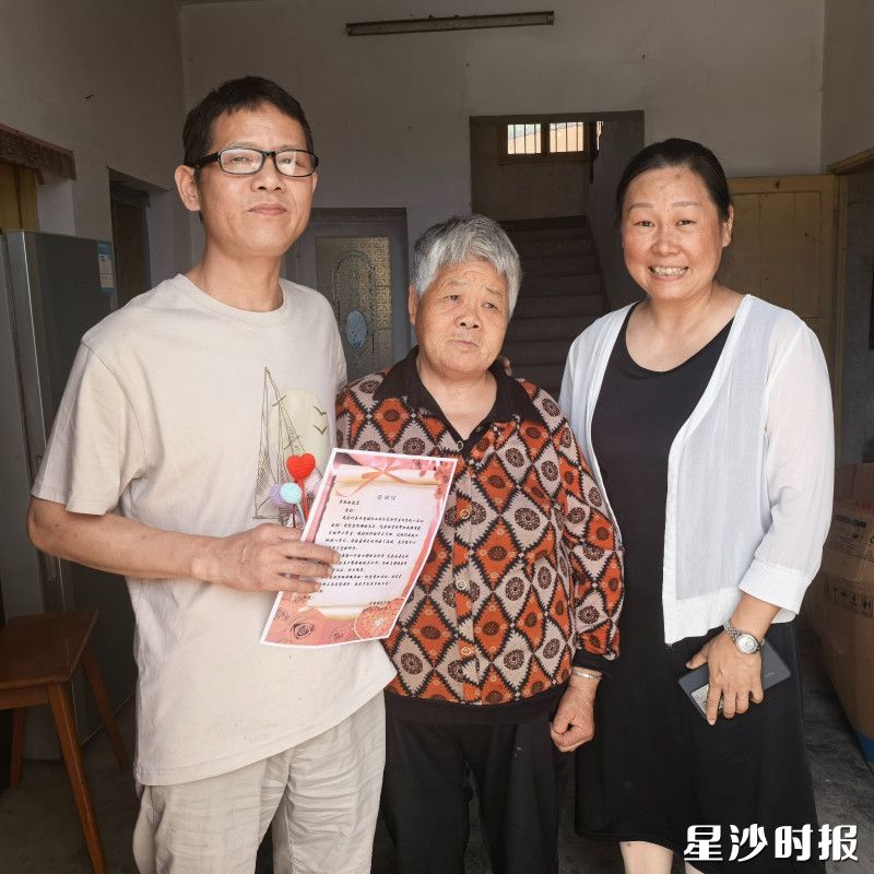 开慧镇社工站和学生家长为张列（左一）送上感谢信。均为开慧镇供图