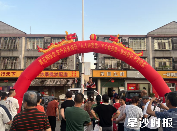 黄花镇安全宣传咨询日活动现场吸引了大量村(居)民。均为黄花镇供图 黄花镇安全宣传咨询日活动现场吸引了大量村(居)民。均为黄花镇供图