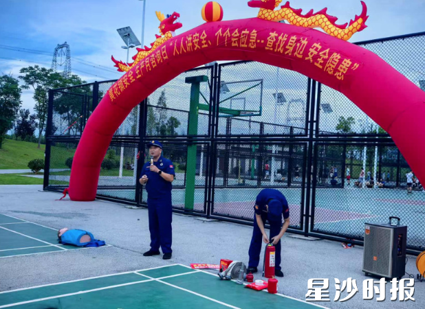 消防救援人员在现场讲授消防安全知识。 消防救援人员在现场讲授消防安全知识。