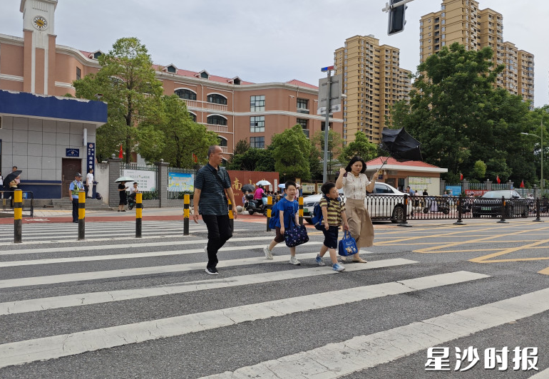经过整治后,中南小学校门口有了可喜的新变化——人行道整洁了,道路畅通了,学生出行更安全了,居民们出行更舒心了。均为杨源 摄 经过整治后,中南小学校门口有了可喜的新变化——人行道整洁了,道路畅通了,学生出行更安全了,居民们出行更舒心了。均为杨源 摄