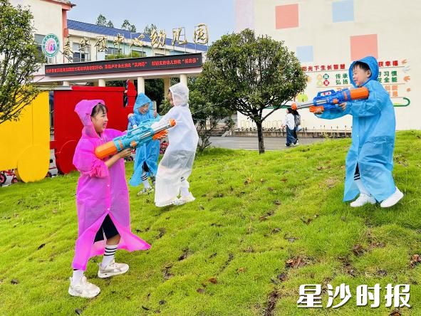 户外游戏现场，教师们沉浸式观察幼儿 “打水仗、赤脚抓鱼” 等自主游戏场景。集团供图