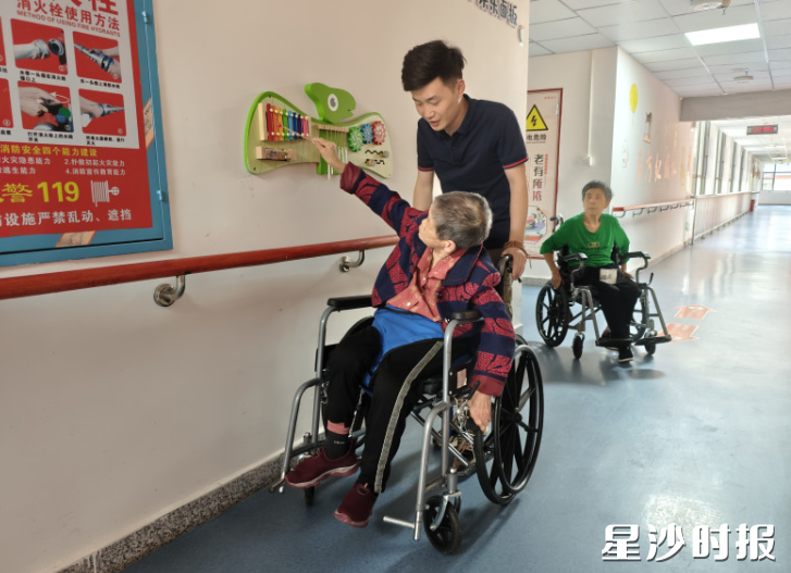 在高桥镇敬老院时光守护专区，老人得到全面照料。杨源 摄