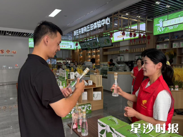党员发展对象推介摇摇蜂蜜水。开慧镇供图