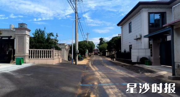 图为村道施工现场。均为黄花镇供图