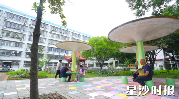 社区居民正在焕然一新的共建花园内纳凉聊天。长沙县城管局供图 社区居民正在焕然一新的共建花园内纳凉聊天。长沙县城管局供图