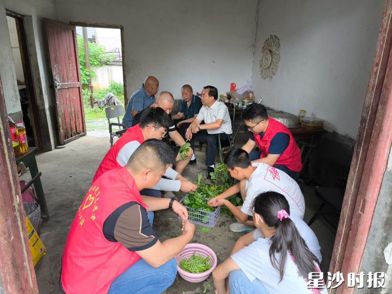 黄兴镇金凤村组织为独居老人庆生。通讯员供图