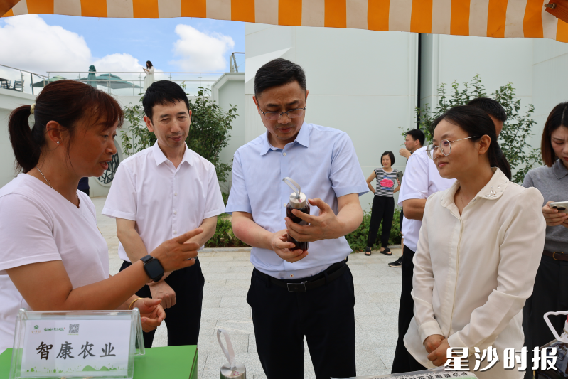 农产品展销区域，茶叶、红薯片、米酒、拔尖笋等特色农产品深受消费者追捧。吴杰 摄