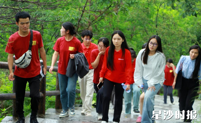 实践团队登上天华山采风。