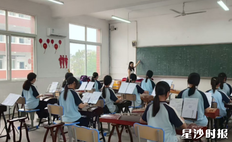 在高桥镇直荀学校,学生在接受音乐教育。高桥镇供图 在高桥镇直荀学校,学生在接受音乐教育。高桥镇供图