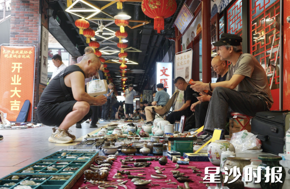 摊位上琳琅满目的工艺品让人眼花缭乱。均为彭永礼 摄