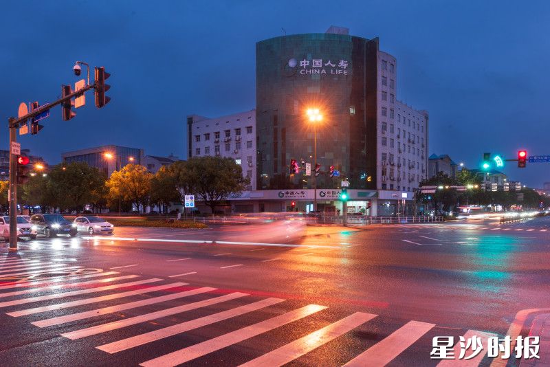三一路与星沙大道交叉路口优化灯光照明，光线更柔和。均为刘思源 摄