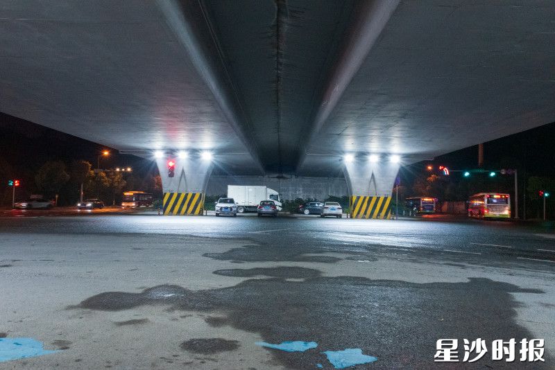 星沙联络线与龙塘路跨线桥下加装探照灯后，附近居民出行更安全。