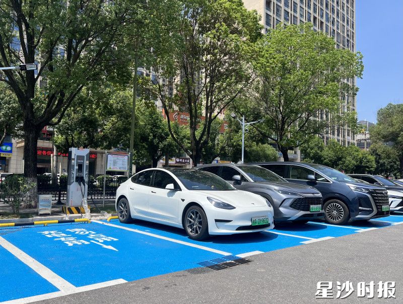 图为天华二小充电站，该站场还配备了液冷超充桩。