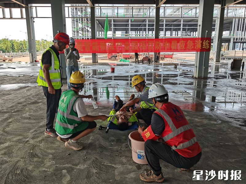 演练模拟了班组工人在作业过程中中暑晕倒，班组长接到险情后迅速启动应急预案。