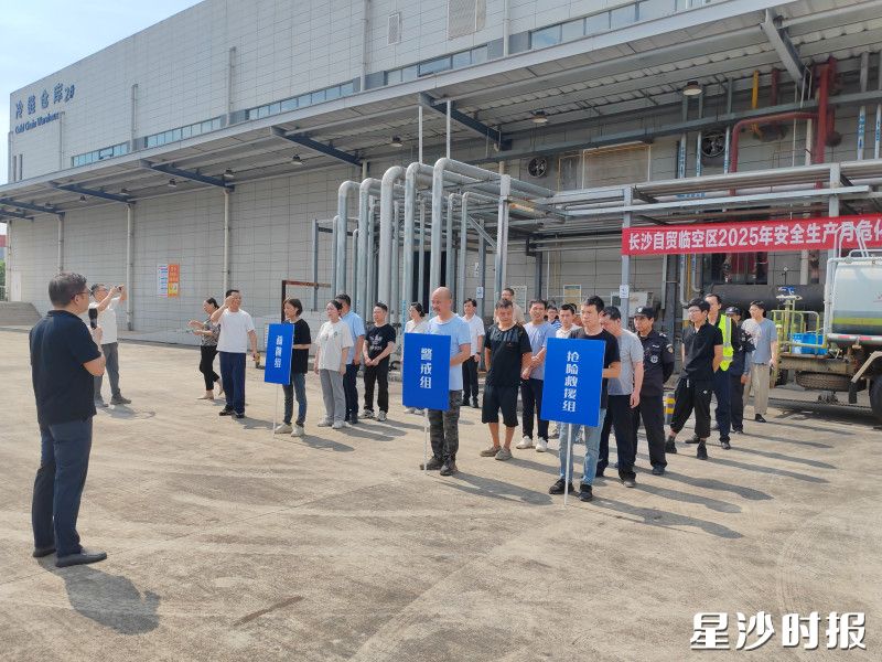 图为冷链仓库液氨泄露应急处置演练现场。