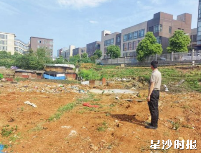 网格员在巡查时发现了闲置地存在多种乱象。