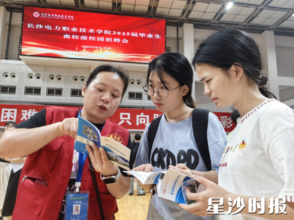 招聘会现场。均为郭银 摄