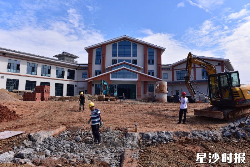项目建设现场，工人们正在抓紧施工。刘思源 摄