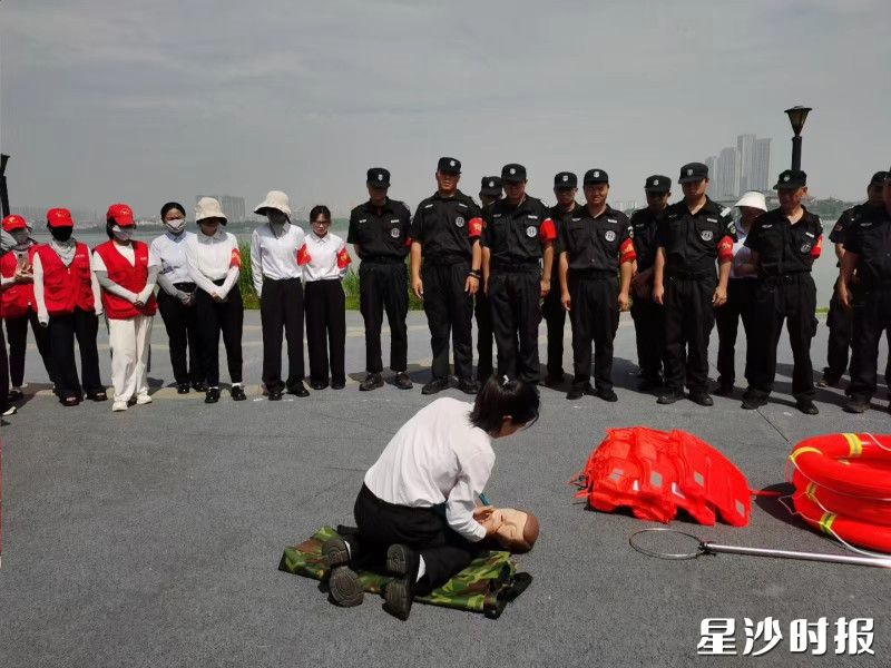 图为溺水者心肺复苏培训现场。