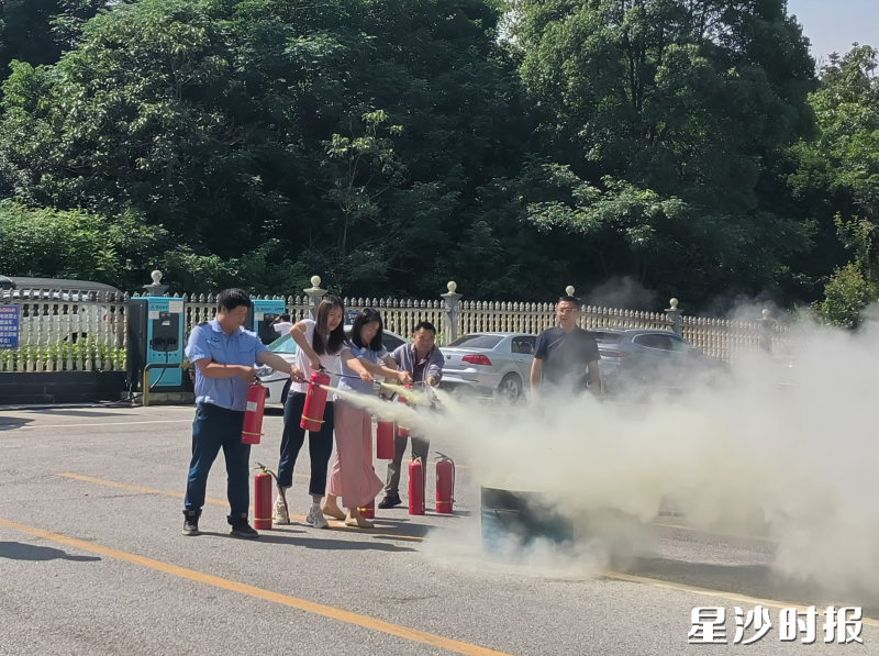 灭火器实操演练现场。均为安沙镇供图