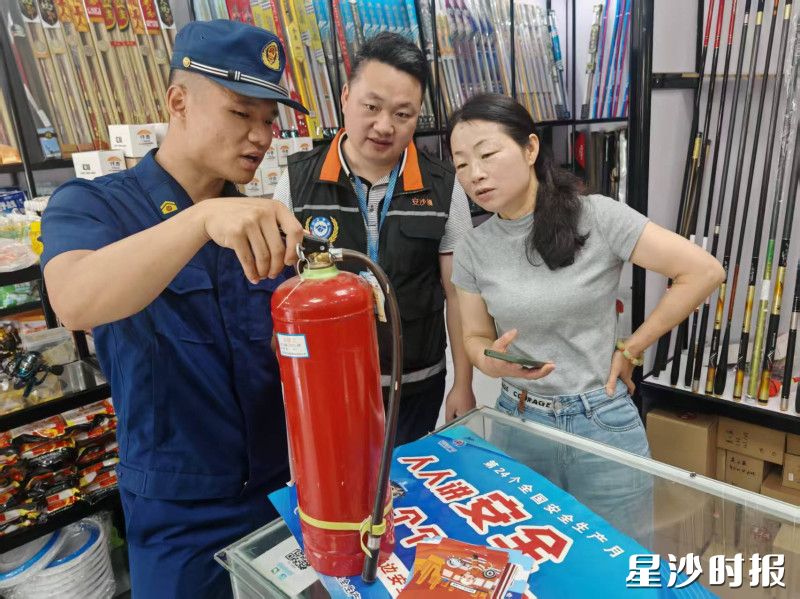 在周四联户工作日，网格员敲门入户，普及消防安全、燃气安全、用电安全等方面的知识。