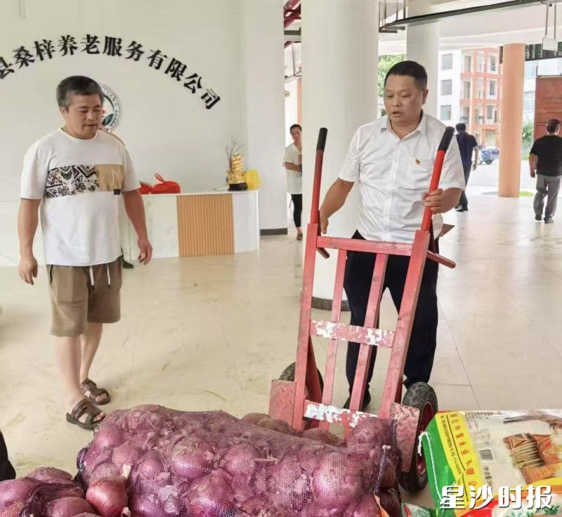 物资交接现场，工作人员正紧锣密鼓地进行清点登记。