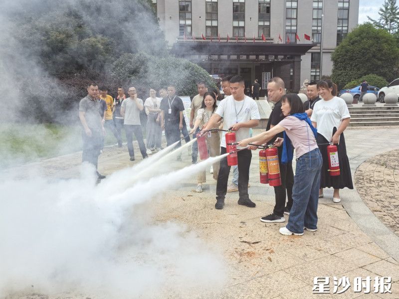 群众在“沉浸式体验”中掌握逃生技能。
