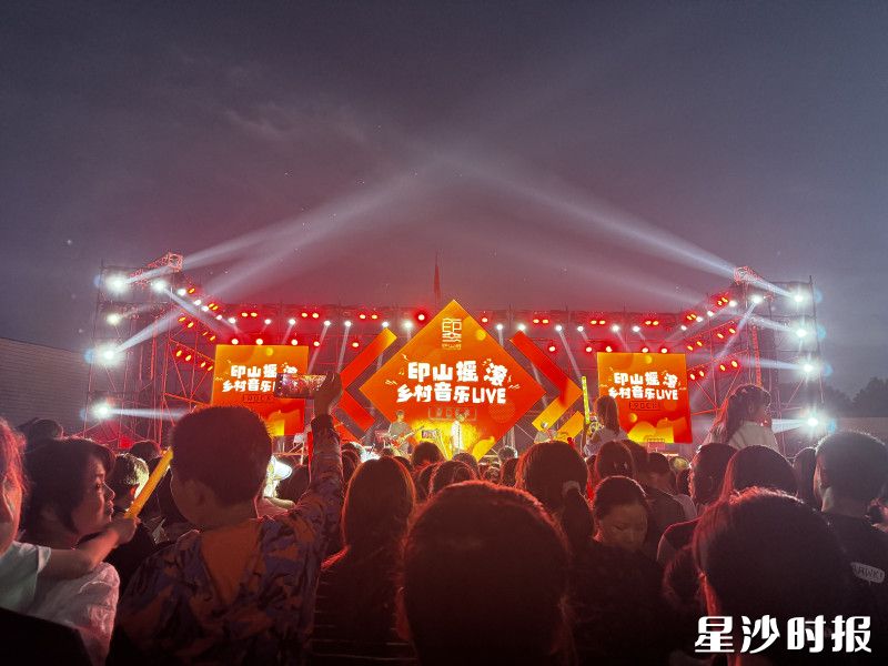 摇滚音乐节吸引众多游客到访。