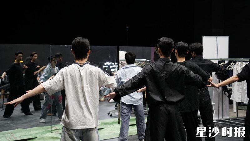 男团主播正跟随舞蹈老师练习动作。邬振 摄