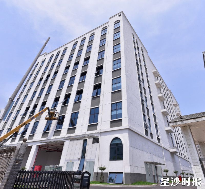 津之源食品产业园项目一期，通体浅灰色的新厂房面积为2.4万平方米，可新增3条蛋糕生产线和3条面包生产线。刘思源 摄