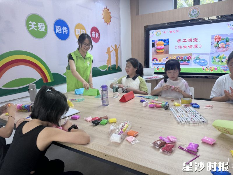 6月30日一早，长沙县长龙街道长界社区新时代文明实践站里，大学生志愿者带领着10余名小学生制作粘土，满室欢乐与温馨。 学校供图