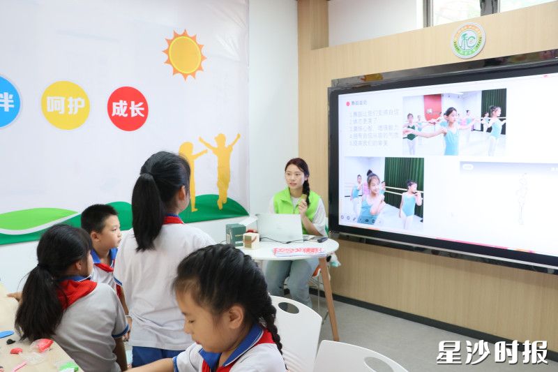 “和苗之家”项目落地长龙街道长界社区新时代文明实践站。大学生志愿者为小学生开展课程服务。 林畅 摄