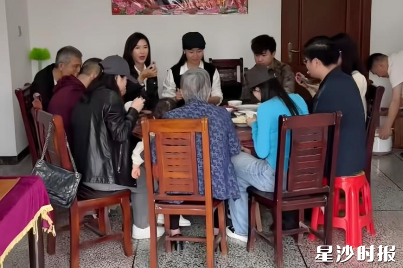 图为游客在“添双筷子”农户家品尝地道农家菜。