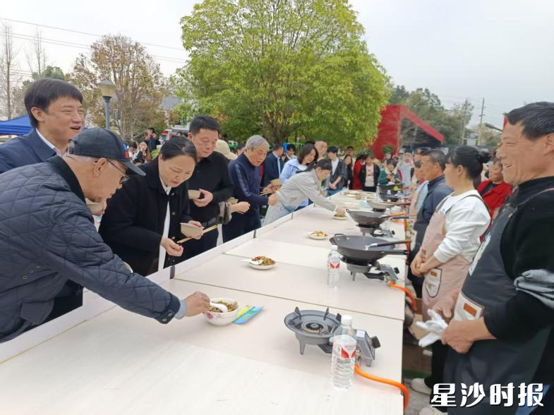 图为慕春季开幕式上，10名农家大厨代表现场直播烹饪。