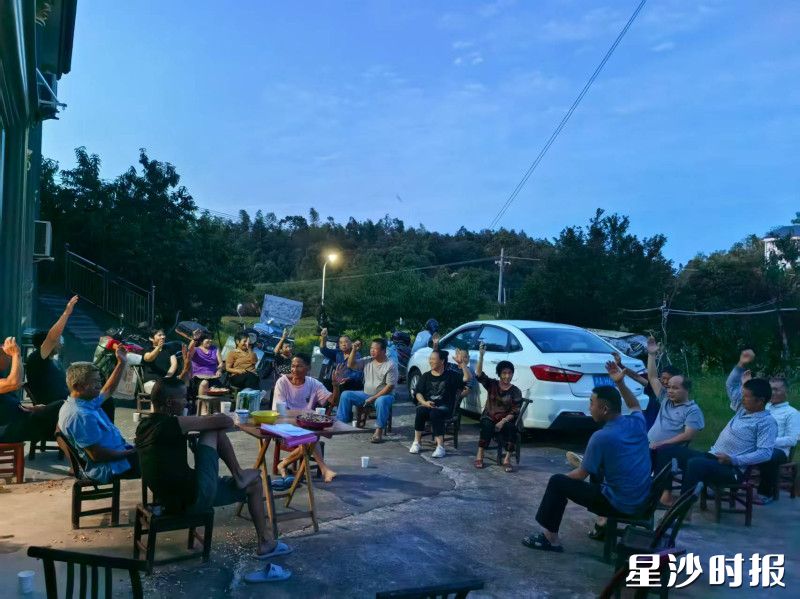 村民屋场夜话现场宣传安全知识。均为开慧镇供图