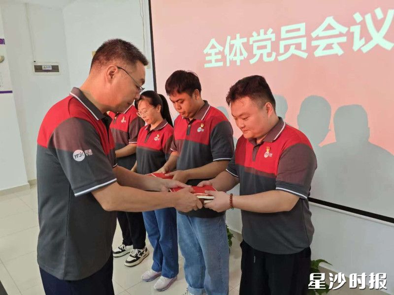 马石光给党员发放学习资料。