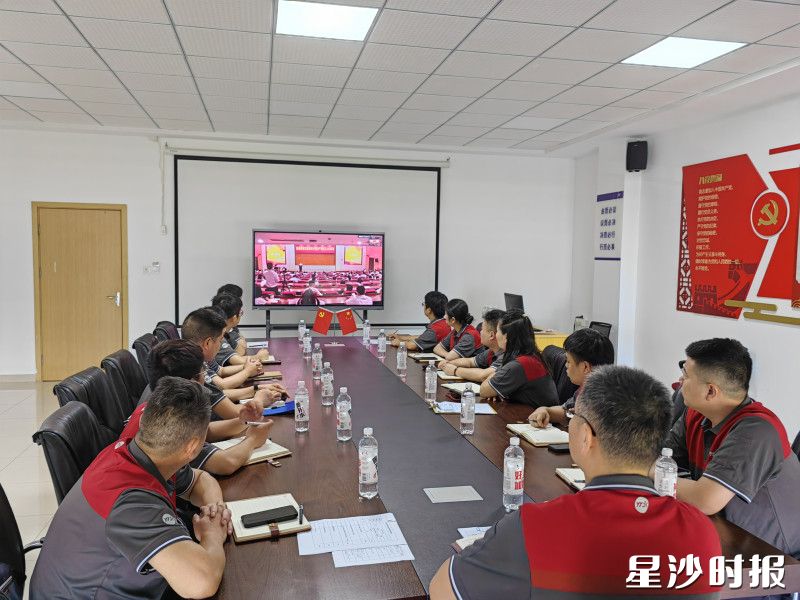 图为圆通速递湖南省区第一党支部开展主题党日活动。