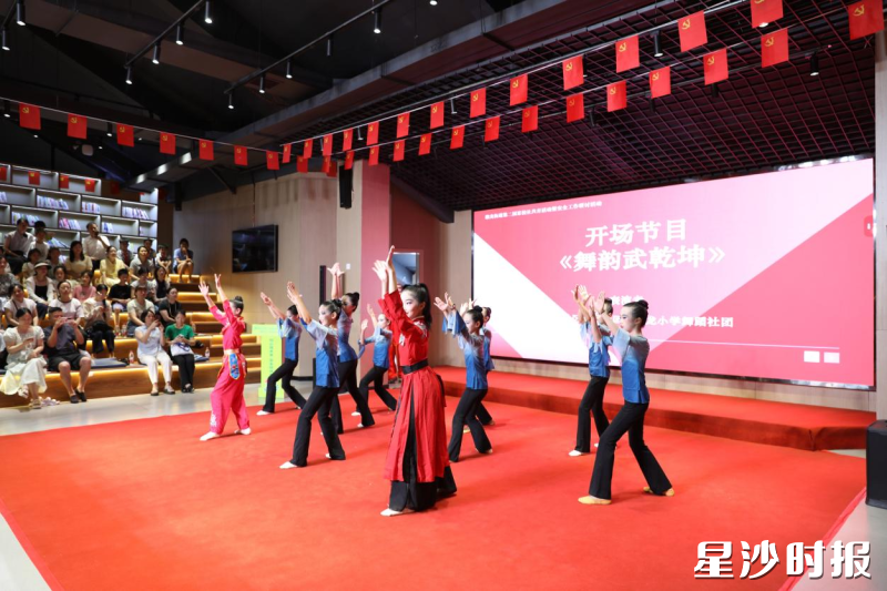 活动伊始，孩子们以灵动舞姿、高难度的武术动作，点燃现场氛围。均为周汝洁摄