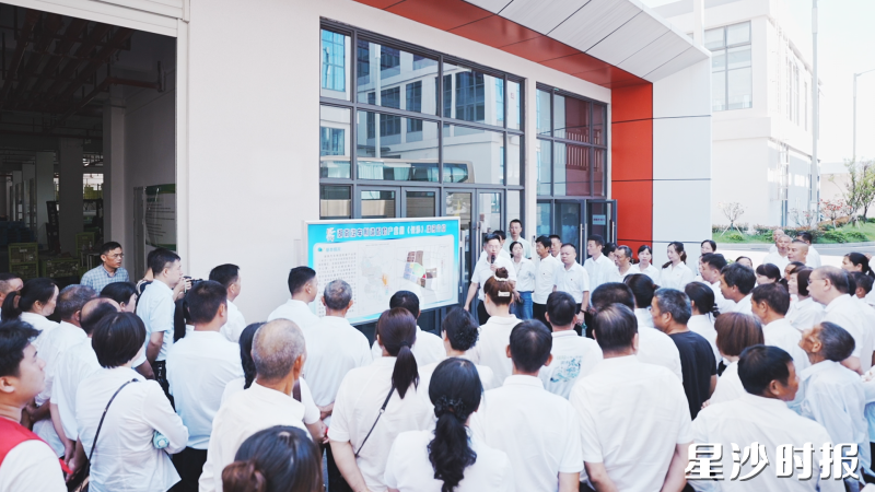 江背镇组织受表彰的“两优一先”代表和“光荣在党50年”的老党员们前往梅花工贸新区进行观摩。