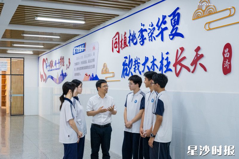 学校校长亲切地跟学生谈心，询问学生情况。