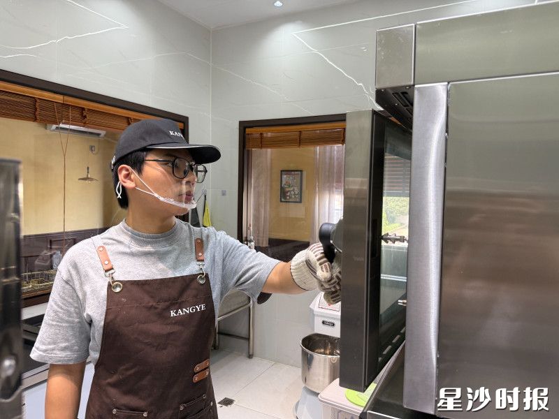 罗浩正在烤制面包。