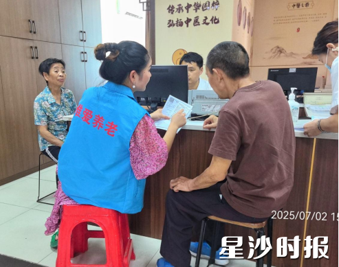 周庆在陪伴老人就诊中。街道供图
