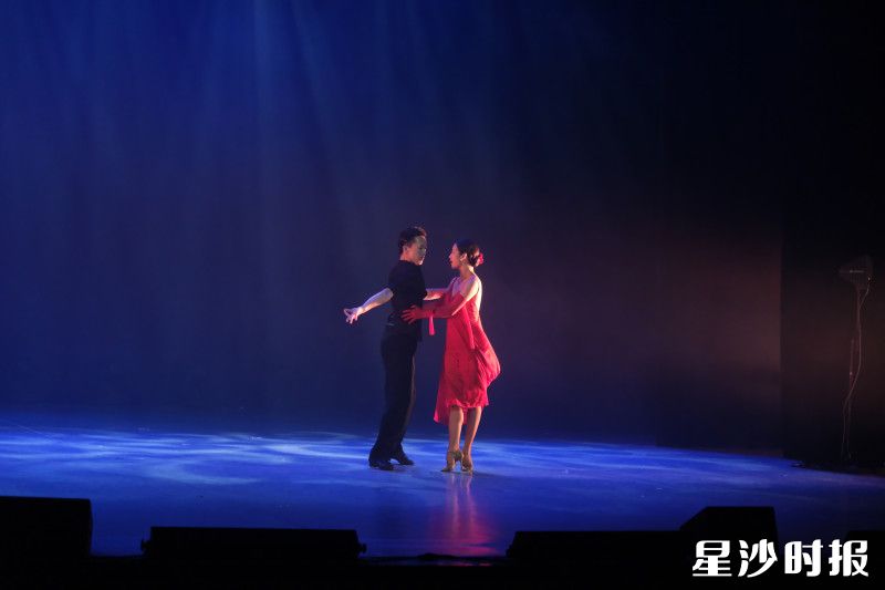 图为拉丁舞表演《送你一朵玫瑰花》。李杰 摄