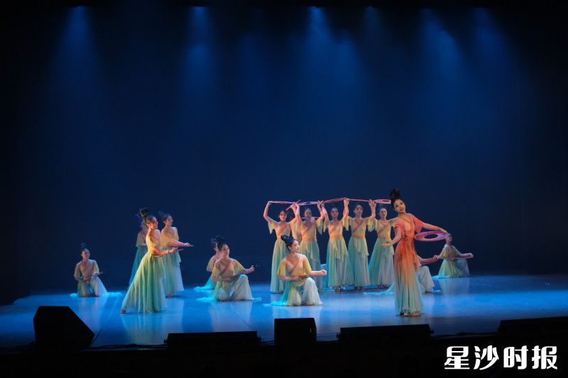 7月5日晚，“蝴蝶旋风”湖艺·松雅艺术小镇开放日首场惠民演出在湖南艺术职业学院星河剧场举行，图为原创古典舞表演。李杰 摄