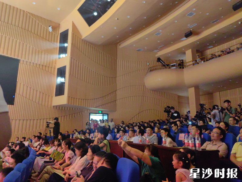 青春动感的节目为现场观众带来了炎炎夏日的欢乐与清凉。李丹 摄