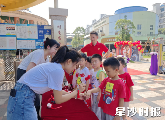 在六艺天骄幼儿园,孩子们在有序报到。均为杨源 摄