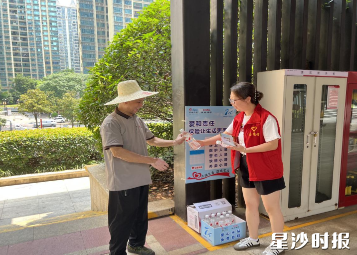 中建悦和城北门岗亭“爱心服务点”为户外工作者免费提供饮用水及防暑药品。