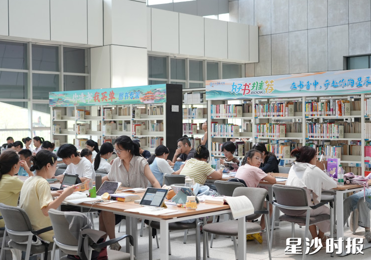 盛夏时节，长沙县图书馆成为众多市民阅读、学习、纳凉的好去处。嵇田利 摄