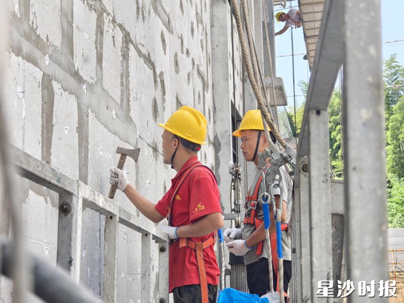 项目现场，工人正在抓紧施工。彭娴 摄